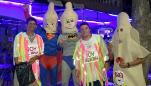 Con escenas teatrales, la Secretaría de Salud está yendo a los sitios de consumo de licor a llevar el mensaje de prevención contra el sida y demás enfermedades de transmisión sexual.  Cortesía