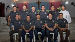 Nestor Carvajal,Oscar Uribe, Jaksson Estupiñán, Juan Pablo Ballesteros, José Villamizar y el padre Mauricio Cuadros. Sentados: Javier Cuadros, Johan Villamizar, José Niño, Oscar Reyes y Gabriel Ávila. Alfredo Estévez