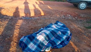 El cuerpo quedó tirado a un costado de la carretera. Cortesía