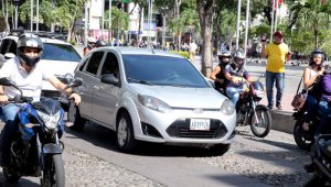 Los conductores de vehículos venezolanos sin tarjeta de registro, también podría ser objeto de sanciones por parte de la Dian y la Policía Nacional. Archivo