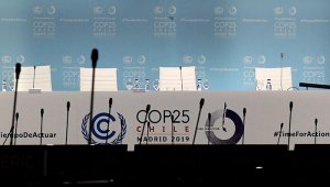 Funcionarios de casi 200 países se reunieron por la mañana para revisar los nuevos textos redactados durante la noche. AFP