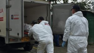 Un vecino de la zona encontró los cuerpos envueltos en cobijas, cerca al puente sobre la quebrada La Pontezuela.
 Colprensa