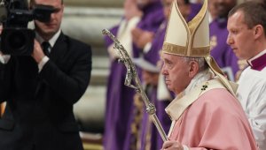 Al terminar con la ley del silencio que reinó por décadas frente a la pederastia de los curas, el papa argentino se compromete también a dar la "debida información a la víctima y a las comunidades afectadas". AFP