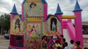 Los inflables los hay de diferentes temáticas como el Castillo para las niñas, deslizadores, toboganes, canchas de fútbol, gladiadores, entre otros.  
 Cortesía