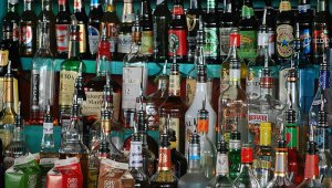 El Ministerio de Salud emitió doce recomendaciones para que los ciudadanos puedan protegerse de intoxicaciones por el consumo de licor adulterado durante estas fiestas decembrinas. Pixebay reference