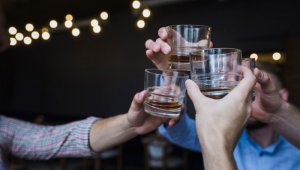 No comprar alcohol en ventas ambulantes y verificar el rótulo de la botella son algunos consejos. Freepik.es