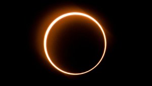 "Esto solo dura dos minutos pero es tan intenso que uno habla de ello con su familia y amigos durante varios meses", dicen los espectadores. AFP