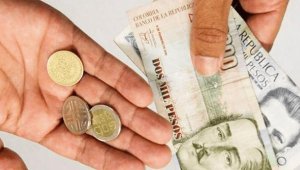 El alza del salario mínimo es clave para el incremento de cobros como la pensión mínima, los copagos, las cuotas moderadoras y el SOAT. Colprensa