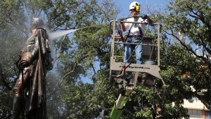 El alcalde lideró la limpieza apoyado por operarios de la empresa de aseo Veolia. Obando/La Opinión