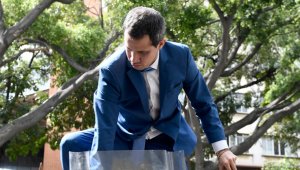 El Diputado Juan Guaidó intentó sin éxito saltar la reja para ingresar al Palacio Legislativo, ayer, hacia el mediodía, donde se autoproclamó presidente de la Asamblea Nacional de Venezuela, el chavista Luis Parra. Sin embargo, horas más tarde Guaidó fue reelegido en una sesión en el periódico El Nacional. AFP