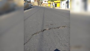 Estas fueron las grietas que le aparecieron al recién pavimento de la carretera que conduce hacia el barrio 28 de Febrero. Alfredo Estévez