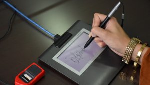 Esta tecnología valida la identidad de los comparecientes mediante el cotejo en línea de la huella dactilar contra la base de datos de la Registraduría. Cortesía