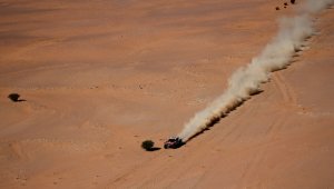 La octava etapa del rally consistirá en un recorrido de 716 km (477 de ellos de especial) alrededor de Wadi Al Dawasir, en Arabia Saudita. AFP