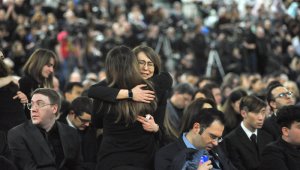 Escenas conmovedoras de dolor se han vivido en las últimas horas en Canadá, Ucrania, Irán y Reino Unido, en los funerales de las víctimas del avión ucraniano derribado por Irán.
AFP