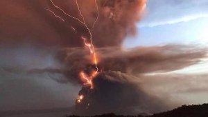 Los sismólogos de los servicios gubernamentales han detectado magma elevándose hacia el cráter mientras se sienten temblores cerca del volcán, cuya cima está iluminada por rayos. @DarlinGonzalez9