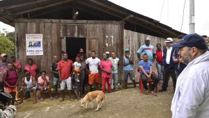 Durante dos días el Defensor del Pueblo, Carlos Negret, recorrió la zona ribereña del río Chagüí, en Tumaco (Nariño), en una misión humanitaria que llegó hasta Palambí, donde constató las afectaciones de la población por combates entre grupos armados ilegales. Tomada de Twitter @DefensoriaCol
