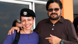 Tanja Nijmeijer junto a Iván Márquez, el exjefe de las Farc que volvió a las armas. Colprensa