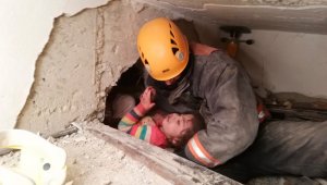 Hallan niña sobreviviente en Turquía. AFP