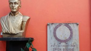 Busto y placa que recuerda el hecho histórico, puestos al interior de la Alcaldía de Chinácota. Cortesía