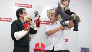 El director del teatro Arlequín, Édgar Serrano Piñeros y el actor, Erick Johan Serrano, dieron a conocer que la investigación y el montaje de la obra se demoró un año. Foto: Juan Pablo Cohen