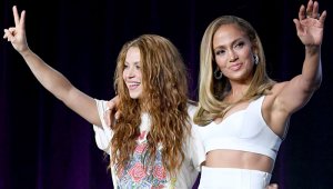 Shakira y Jennifer López durante la conferencia de prensa del  Super Bowl LIV Halftime Show en el Hilton Miami. AFP