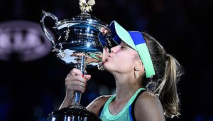 Sofía Kenin besa la Daphne Akhurst Memorial Cup después de ganar contra la española Garbine Muguruza en la final del Abierto de Australia.  AFP
