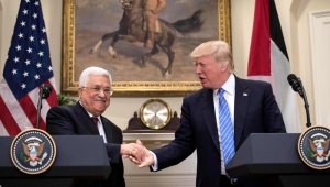 El presidente de Estados Unidos, Donald Trump (derecja), y el presidente de la Autoridad Palestina, Mahmud Abas, durante una declaración conjunta en la Casa Blanca, en Washington, en 2017.
Archivo