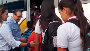 El gobernador Silvano Serrano y la secretaria de Educación, Laura Cáceres, madrugaron a acompañar a los estudiantes. Cortesía