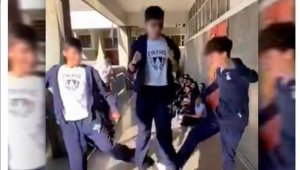 Jóvenes practican peligro reto viral. Captura de Video