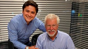 Sebastián Saavedra, gerente nacional de desarrollo de marca de Skberg, y Pedro Marún Meyer, accionista de Automarcol, firmaron el acuerdo comercial. Cortesía