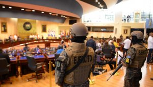 Los miembros de las Fuerzas Armadas salvadoreñas dentro de la Asamblea Legislativa durante una protesta para presionar a los diputados para que aprueben un préstamo para invertir en seguridad.