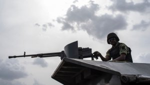 En esta foto de archivo del 17 de abril de 2018, un miembro de la Policía Militar de Nigeria montando en un vehículo blindado. Archivo