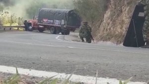 Las autoridades ya se desplegaron en el lugar para corroborar la existencia de explosivos dentro del vehículo. Cortesía