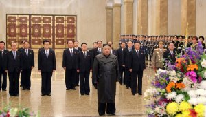 El líder norcoreano Kim Jong Un (centro) en el mausoleo de su padre y ex líder Kim Jong Il, en el Palacio del Sol de Kumsusan. AFP