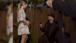 En el clip Nicky aparece entrando con su novia y de inmediato se arrodilla para hacerle la propuesta y entregarle el anillo. Tomada de Twitter