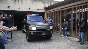 Periodistas de la AFP constataron la presencia de una patrulla de la dirección general de Contrainteligencia Militar (DGCIM), que fue ingresada al estacionamiento del edificio por uniformados encapuchados.
 AFP