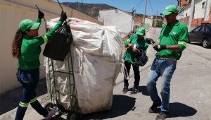 La Asociación Renacer, la única empresa de reciclaje legalmente constituida ante la Superintendencia de Servicios Públicos está compuesta por 80 personas, en su mayoría mujeres cabeza de familia. Foto Roberto ospino / La Opinión