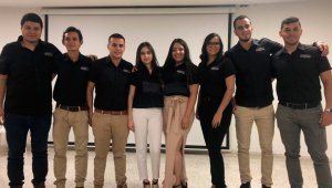 Los ocho estudiantes de la UFps fueron los encargados de llevar a cabo los proyectos. De izquierda a derecha: Raúl Serrano, Daniel Albarracín, Adrián Sepúlveda, Yesika Vergel, Cristina Lizcano, Kandy Ardila, Felipe Rodríguez y Alejandro Rueda. Cortesía