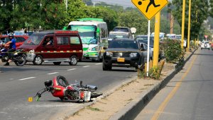 La moto en la que se movilizaba el presunto asaltante, quedó en el carril que van en sentido Atalaya-Centro.  Mario Caicedo
