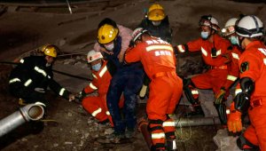 Socorristas atienden la emergencia en Hotel de Quanzhou. AFP