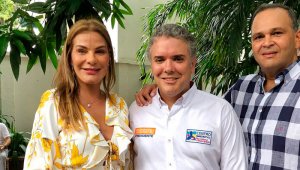 Fotografía en la que el ‘Ñeñe’ Hernández abraza con total confianza al hoy presidente de los colombianos, Iván Duque Márquez. Colprensa