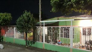 Dos hombres dispararon desde las rejas de la casa esquinera. Cortesía