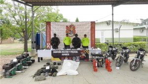 Los uniformados hallaron una zona campamentaria y una refinería para procesar gasolina de contrabando. Incautaron dos armas largas, una pistola una granada y un equipo de comunicaciones Ejército Nacional