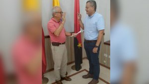 El alcalde de Cúcuta, Jairo Yáñez, tomó posesión, ayer, como nuevo gerente de la EIS a José Antonio Lizarazo. Cortesía