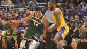 Giannis Antetokounmpo (izq) fue uno de los  primeros jugadores de la NBA que se animó a donar dinero para ayudar a los trabajadores que se perjudican por el parón que tendrá la competencia. AFP