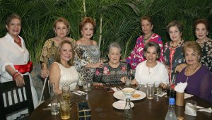 Luz Stella de Carrasco, Arcelia Tuta, Magaly de Canal, Eleonora Barrera, Martha de Benedetti y Mercedes de Hidalgo. Sentadas: María Mercedes González, Teresa Lizarazo, Graciela de Peñaranda y Olga Guerrero. César Obando