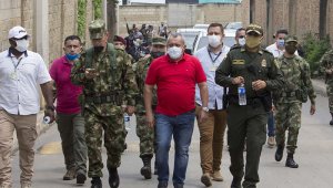 El Alcalde de Villa del Rosario, Eugenio Rangel, recorre las calles de La Parada en compañía de delegados del Ejército, Policía y Personería del municipio fronterizo. Archivo La Opinión