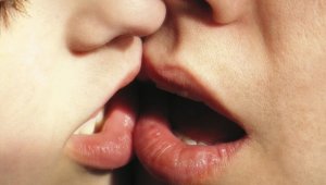 El contcto por medio de la saliva es altamente contagioso. Internet