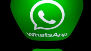 Una vez que los mensajes hayan sido etiquetados como “altamente reenviados”, habrá un límite para que solamente puedan ser reenviados a un chat a la vez. AFP