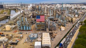 Las restricciones de movilidad para combatir la  COVID-19 en buena parte del mundo y la parálisis económica, hundieron el consumo del carburante.
 AFP